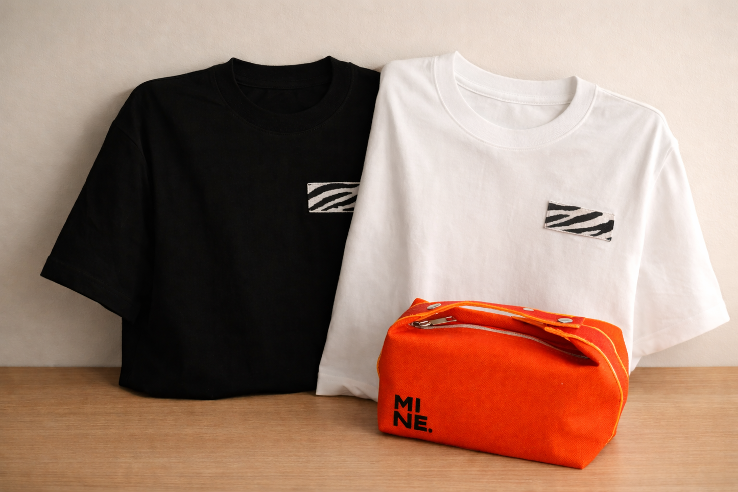 2 חולצות זברה + תיק רחצה במתנה