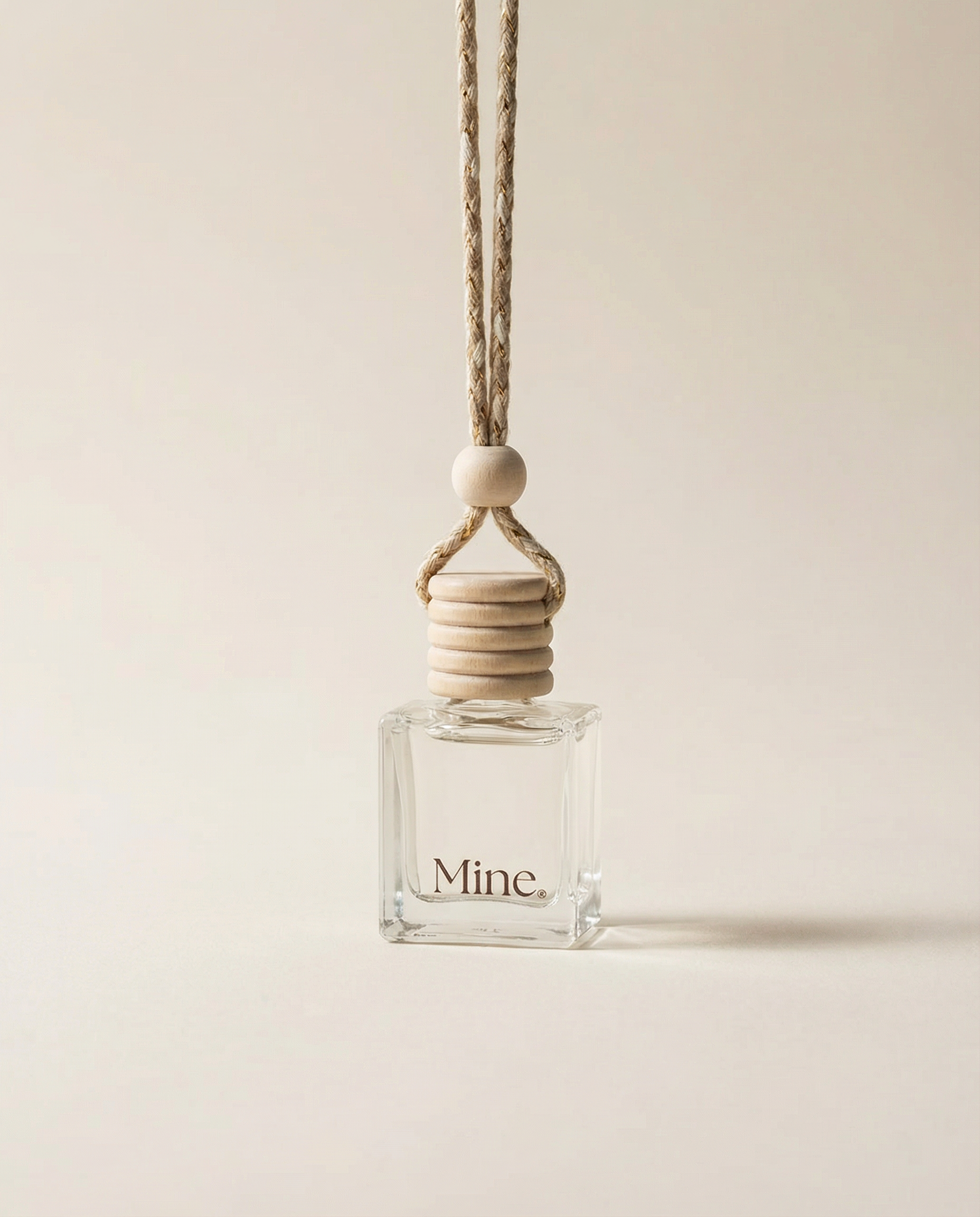 בקבוק זכוכית שקוף עם מסמן Mine. פקק עץ וחבל - מפיץ ריח לרכב No.1