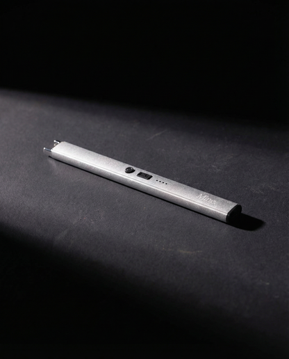 מצית חשמלי של Mine. בצבע כסוף על רקע כהה - נטען USB-C